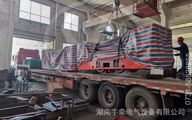 一批雙駕駛室8噸防爆蓄電池電機車裝車發貨